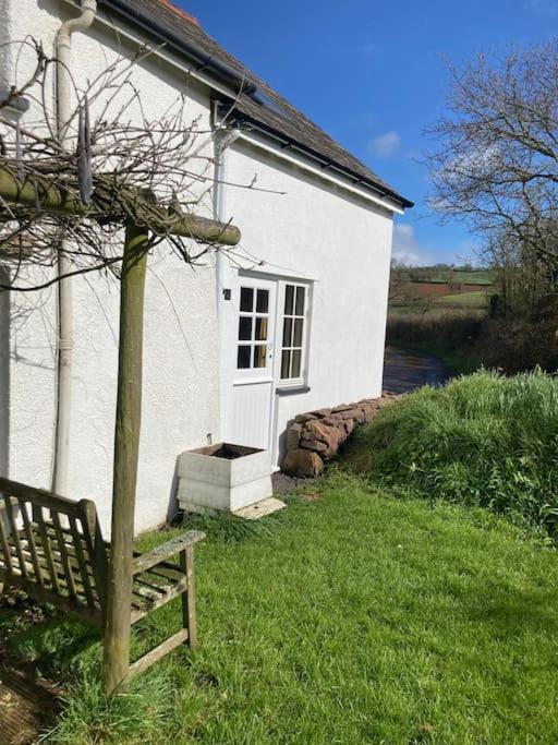 Rural Devon Retreat In Stunning Exe Valley. Apartment